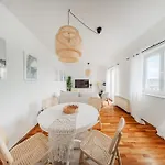 Rooftop City View Haven Apartment
